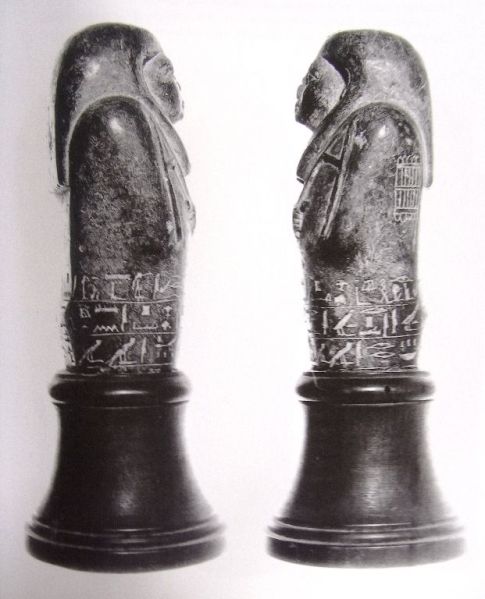 J. et L. Aubert, Statuettes funéraires égyptiennes, p.121, n°45, profils ; © Mathilde Champmartin